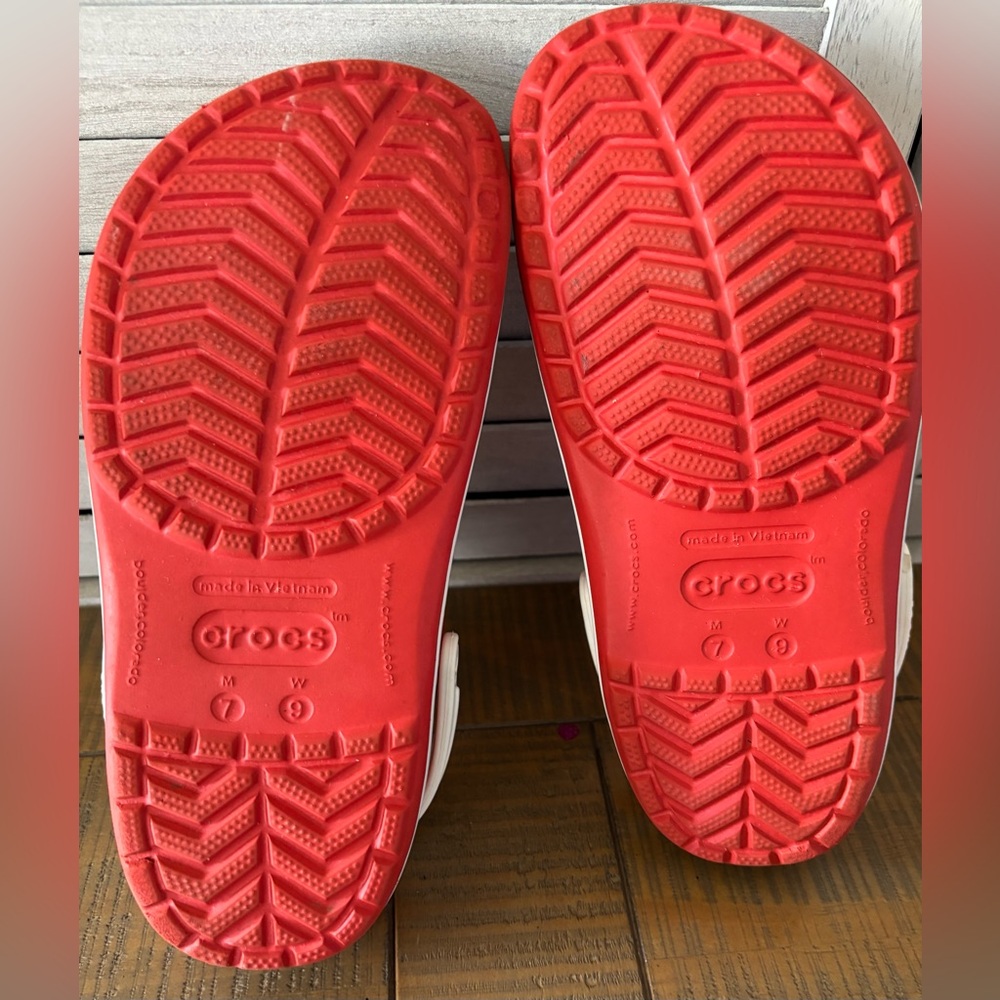 Crocs Women’s Minnie Mouse Classic Clogs - Picture 10 of 12